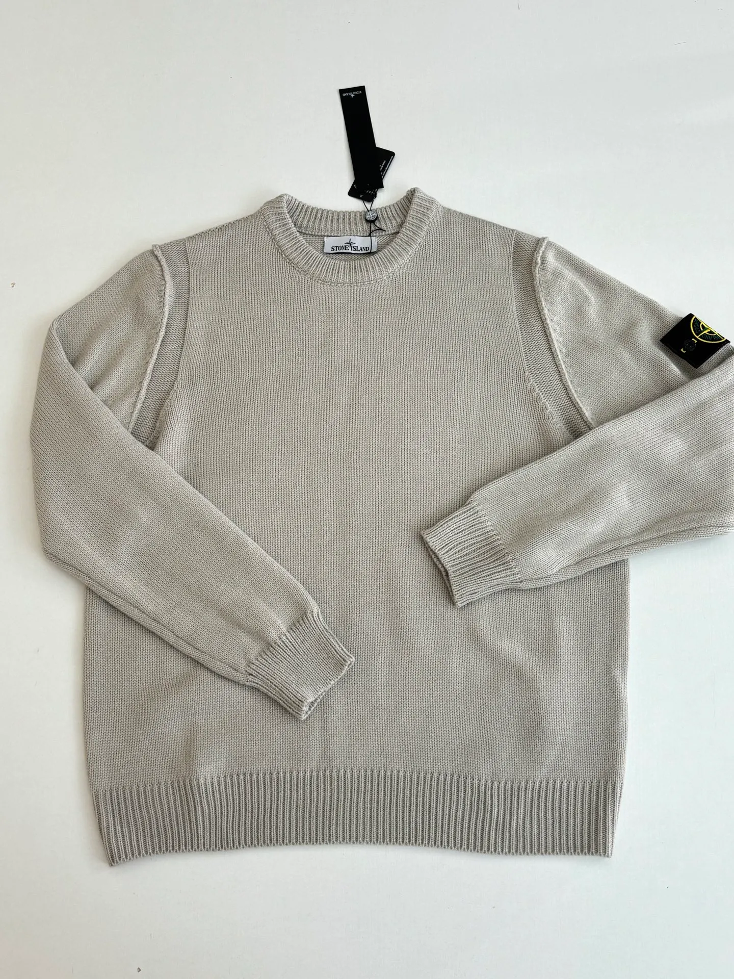 P410 Stone islan*/stone island solid color basic armband round neck knitted sweater. The original version was purchased and developed by 2488. The fabric is made of wool yarn blended nylon. The overall comfort is more skin-friendly than the original version. The YB upper body is particularly tight. We adjusted the overall feel and skin-friendly feeling based on the original wool yarn quality. Both are more comfortable and breathable than the ZP upper body. There is no difference between the stripes and the original version. And it can be done with full grade. Supports random detection of wool content. We ensure that every item our customers receive is of high quality. It also needs to be taken to the tatting factory for secondary processing. Stone Island armband, the overall wiring is straight and delicate, the fabric is comfortable and soft, the color is consistent without color difference Size: S/M/L/XL